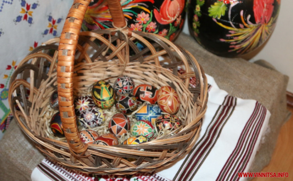 Грицики, бузина і цибуля: майстриня з Вінниччини створює яскраві писанки із природних матеріалів
Грицики, бузина і цибуля: майстриня з Вінниччини створює яскраві писанки із природних матеріалів