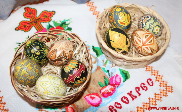 Грицики, бузина і цибуля: майстриня з Вінниччини створює яскраві писанки із природних матеріалів
Грицики, бузина і цибуля: майстриня з Вінниччини створює яскраві писанки із природних матеріалів