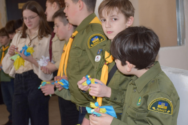 Мукачівські пластуни виготовили обереги для українських захисників (ФОТО)