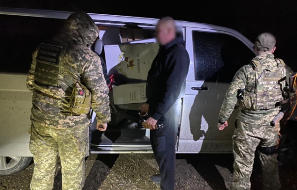 На Тячівщині затримали мікроавтобус, напакований цигарками на майже мільйон (ФОТО, ВІДЕО)