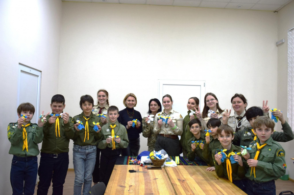 Мукачівські пластуни виготовили обереги для українських захисників (ФОТО)