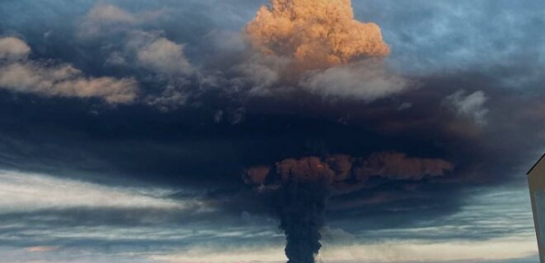 
Севастополь. Чийсь безпілотник вдарив по величезній нафтобазі, там велика пожежа &mdash; фото, відео 