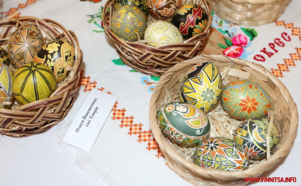 Грицики, бузина і цибуля: майстриня з Вінниччини створює яскраві писанки із природних матеріалів
Грицики, бузина і цибуля: майстриня з Вінниччини створює яскраві писанки із природних матеріалів