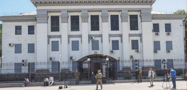 
У Київраді задумалися, чи не виселити державу-терориста РФ з будівлі у столиці 