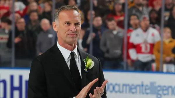 Домінік Гашек: Українські хокеїсти воюють та гинуть на фронті. Чемпіонат світу може проходити завдяки цим героям Домінік Гашек: Українські хокеїсти воюють та гинуть на фронті. Чемпіонат світу може проходити завдяки цим героям