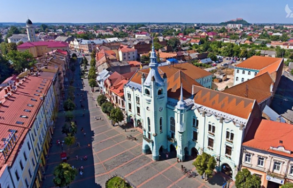 У 9 багатоповерхівках Мукачева відремонтують дахи