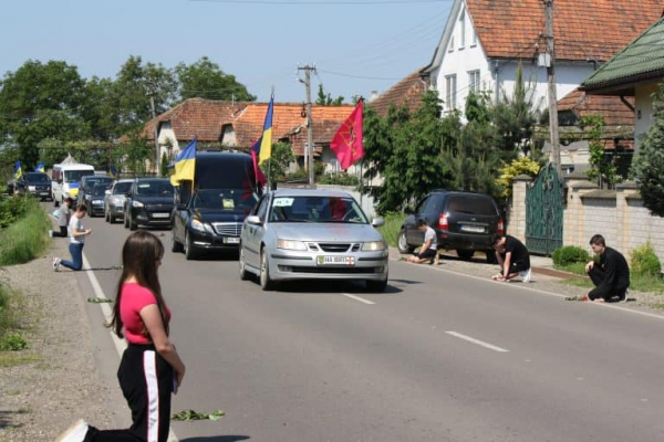 Закарпаття навколішки прощалося з полеглим Героєм Іваном Панющиком (ФОТО)