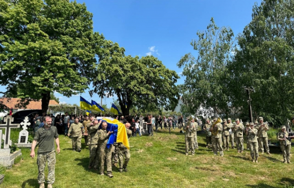 Закарпаття навколішки прощалося з полеглим Героєм Іваном Панющиком (ФОТО)