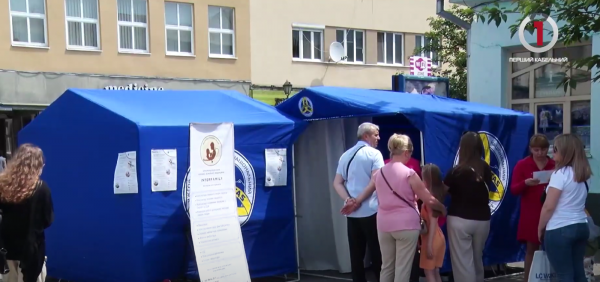  Експрес-обстеження: в Ужгороді оглядали пацієнтів в центрі міста (ВІДЕО) 
