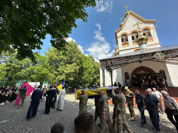 Закарпаття навколішки прощалося з полеглим Героєм Іваном Панющиком (ФОТО)