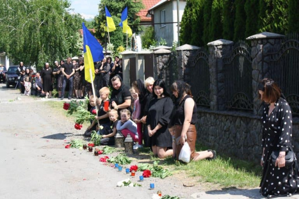 Закарпаття навколішки прощалося з полеглим Героєм Іваном Панющиком (ФОТО)