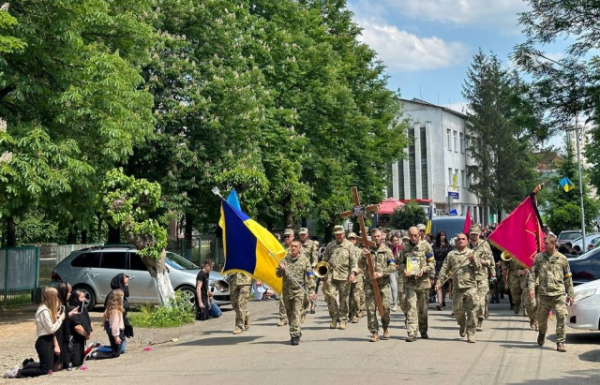 Закарпаття навколішки прощалося з полеглим Героєм Іваном Панющиком (ФОТО)