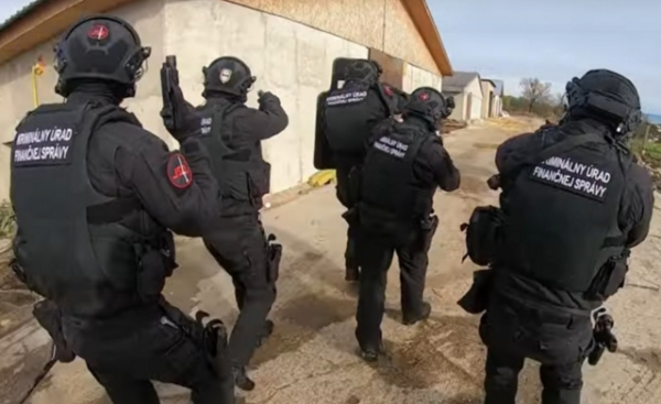 У Словаччині судять працівників найбільшої підпільної фабрики цигарок - серед них вісім українців (ФОТО) У Словаччині судять працівників найбільшої підпільної фабрики цигарок - серед них вісім українців (ФОТО)