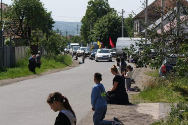 Закарпаття навколішки прощалося з полеглим Героєм Іваном Панющиком (ФОТО)