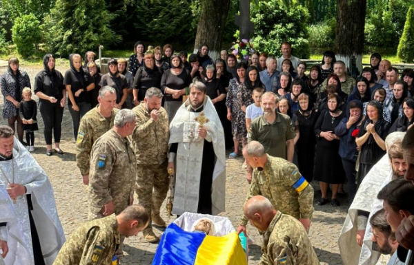 Закарпаття навколішки прощалося з полеглим Героєм Іваном Панющиком (ФОТО)