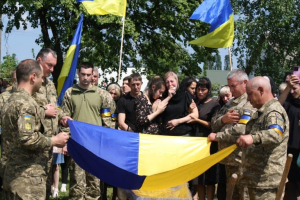 Закарпаття навколішки прощалося з полеглим Героєм Іваном Панющиком (ФОТО)