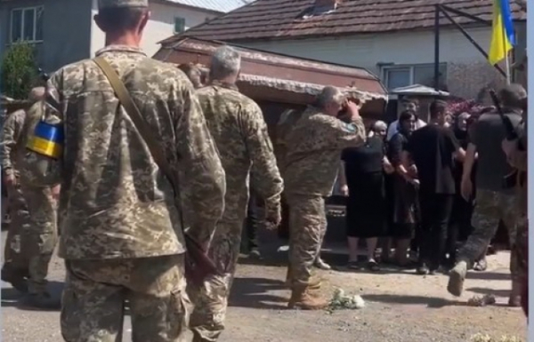 Закарпаття навколішки прощалося з полеглим Героєм Іваном Панющиком (ФОТО)
