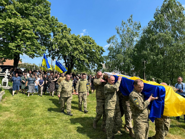 Закарпаття навколішки прощалося з полеглим Героєм Іваном Панющиком (ФОТО)