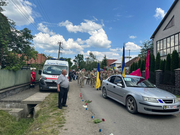Закарпаття навколішки прощалося з полеглим Героєм Іваном Панющиком (ФОТО)