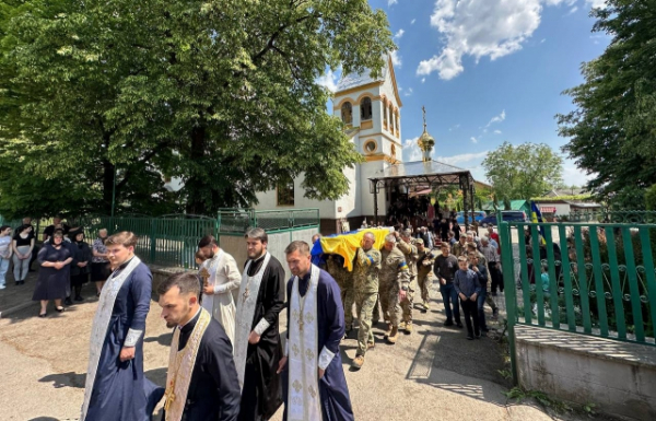 Закарпаття навколішки прощалося з полеглим Героєм Іваном Панющиком (ФОТО)