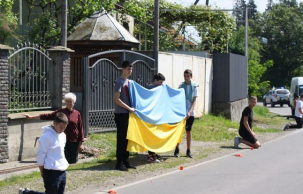 Закарпаття навколішки прощалося з полеглим Героєм Іваном Панющиком (ФОТО)
