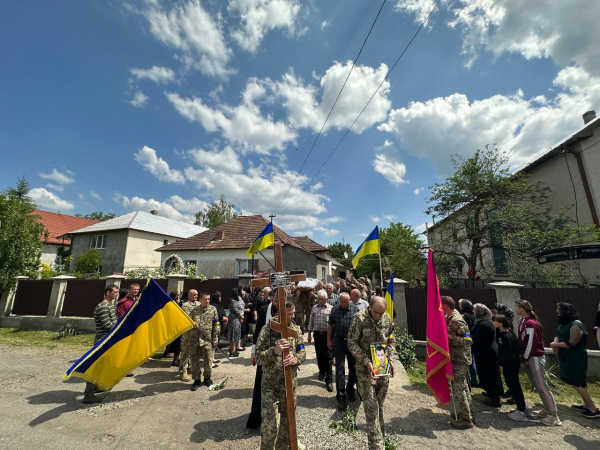 Закарпаття навколішки прощалося з полеглим Героєм Іваном Панющиком (ФОТО)