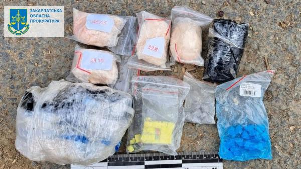  Віз на Закарпаття велику партію небезпечних психотропів: на Хустщині підозрюваному обрали запобіжний захід 