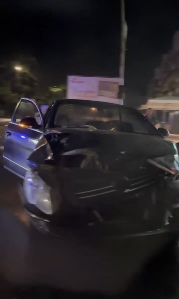 Volkswagen летів на великій швидкості та допустив зіткнення з іншою автівкою: в Ужгороді трапилася ДТП (ВІДЕО) Volkswagen летів на великій швидкості та допустив зіткнення з іншою автівкою: в Ужгороді трапилася ДТП (ВІДЕО)