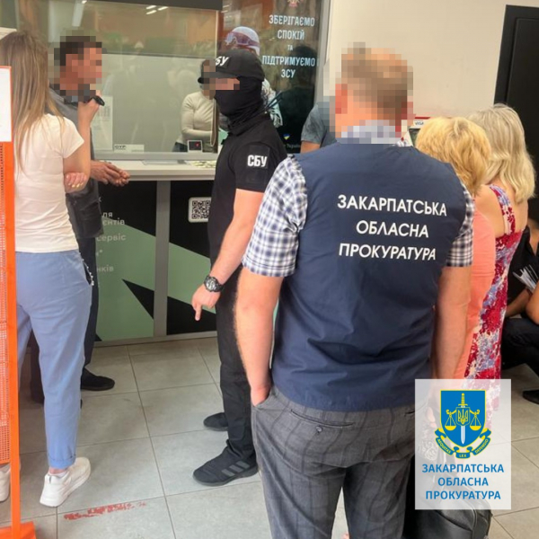 На одержанні хабаря в Ужгороді викрили службовця: підозрюваному обрано запобіжний захід   На одержанні хабаря в Ужгороді викрили службовця: підозрюваному обрано запобіжний захід