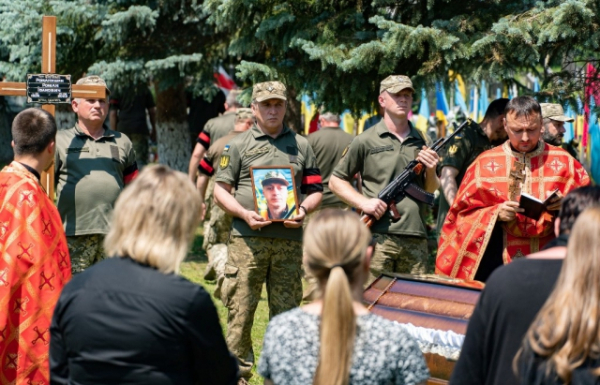 Ужгород попрощався з полеглим Героєм Романом Романишиним