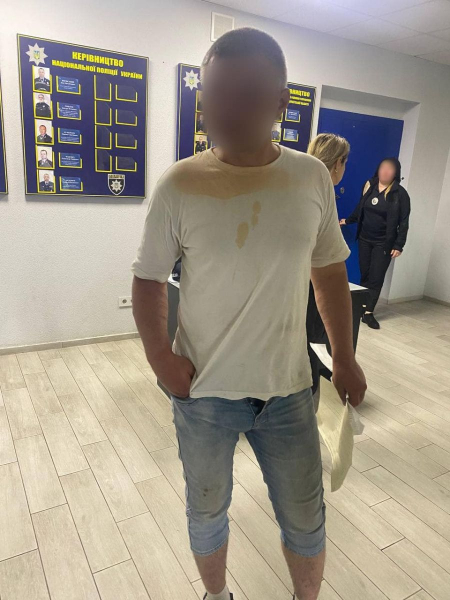  На Закарпатті у купе потяга чоловік і жінка влаштували пиятику, курили і лаялися 