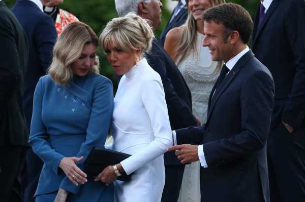 Вечірня мода на саміті НАТО: Олена Зеленська в костюмі Litkovskaya, Бріжит Макрон у сукні Louis Vuitton