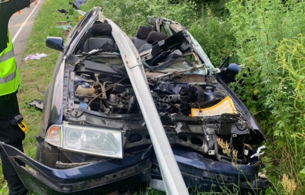 Відбійник прошив авто наскрізь: Моторошна ДТП забрала життя 10-ріного хлопця