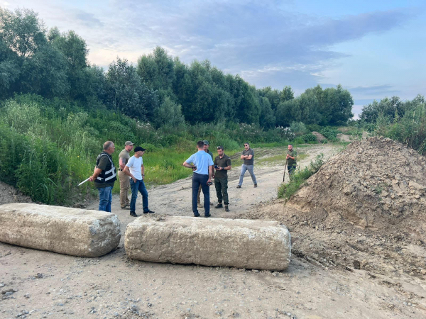 Закарпатець незаконно накопав з Тиси піску на 10 млн