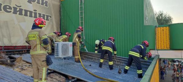  В Ужгороді горів магазин: 7 одиниць техніки та 25 рятувальників приборкували вогонь 