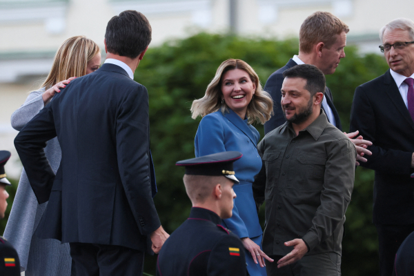 Вечірня мода на саміті НАТО: Олена Зеленська в костюмі Litkovskaya, Бріжит Макрон у сукні Louis Vuitton