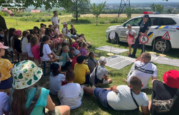 В один із літніх таборів Ужгорода навідалися патрульні (ФОТО) В один із літніх таборів Ужгорода навідалися патрульні (ФОТО)