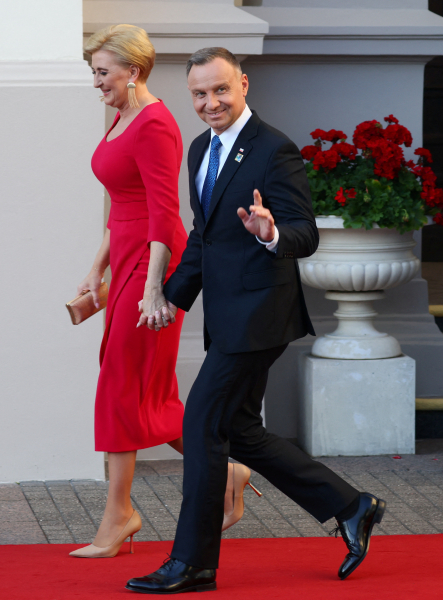 Вечірня мода на саміті НАТО: Олена Зеленська в костюмі Litkovskaya, Бріжит Макрон у сукні Louis Vuitton