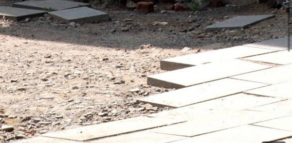  Аварійний тротуар: ужгородці жаліються на проблемні ділянки площі Петефі (ВІДЕО) 