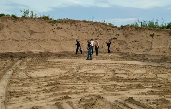 Закарпатець незаконно накопав з Тиси піску на 10 млн