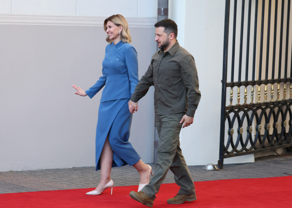 Вечірня мода на саміті НАТО: Олена Зеленська в костюмі Litkovskaya, Бріжит Макрон у сукні Louis Vuitton