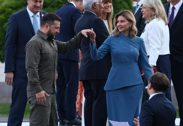 Вечірня мода на саміті НАТО: Олена Зеленська в костюмі Litkovskaya, Бріжит Макрон у сукні Louis Vuitton