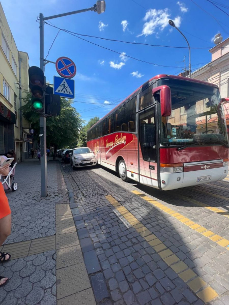  Автобус протаранив припарковану автівку: у центрі Мукачева трапилася ДТП 