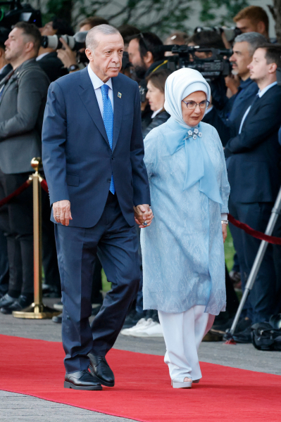 Вечірня мода на саміті НАТО: Олена Зеленська в костюмі Litkovskaya, Бріжит Макрон у сукні Louis Vuitton