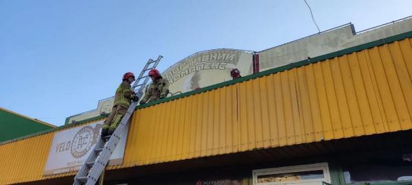  В Ужгороді горів магазин: 7 одиниць техніки та 25 рятувальників приборкували вогонь 