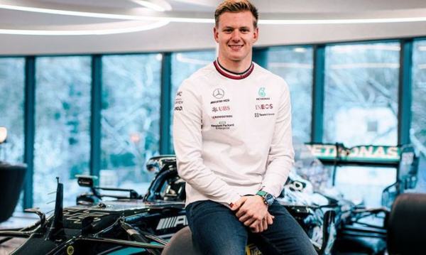 ФОТО. Мерседес показав Міка Шумахера у шоломі його батька Міхаеля