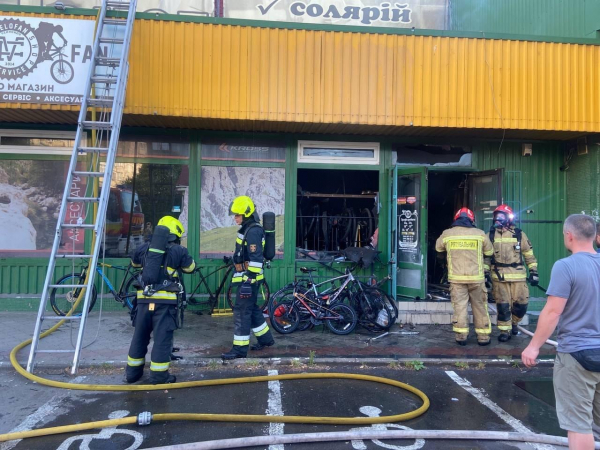  В Ужгороді горів магазин: 7 одиниць техніки та 25 рятувальників приборкували вогонь 
