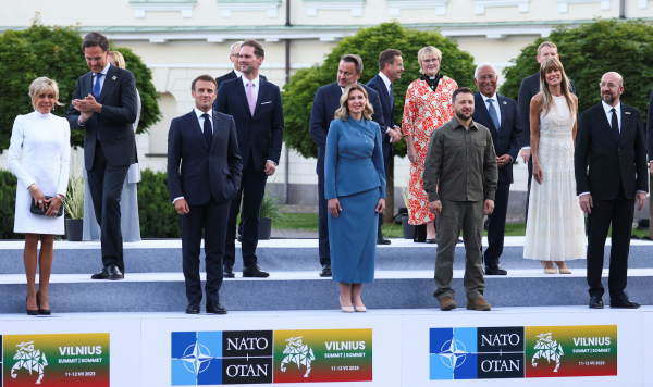 Вечірня мода на саміті НАТО: Олена Зеленська в костюмі Litkovskaya, Бріжит Макрон у сукні Louis Vuitton