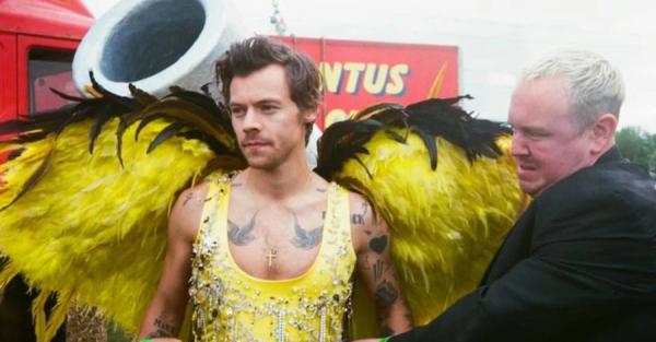 Український режисер Таню Муіньо зняла кліп на пісню Daylight для Гаррі Стайлса Український режисер Таню Муіньо зняла кліп на пісню Daylight для Гаррі Стайлса