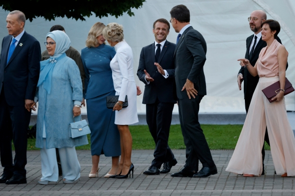 Вечірня мода на саміті НАТО: Олена Зеленська в костюмі Litkovskaya, Бріжит Макрон у сукні Louis Vuitton